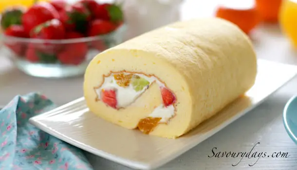 Review Chi Tiết Công Thức Bánh Bông Lan Cuộn Kem Tươi Hoa Quả