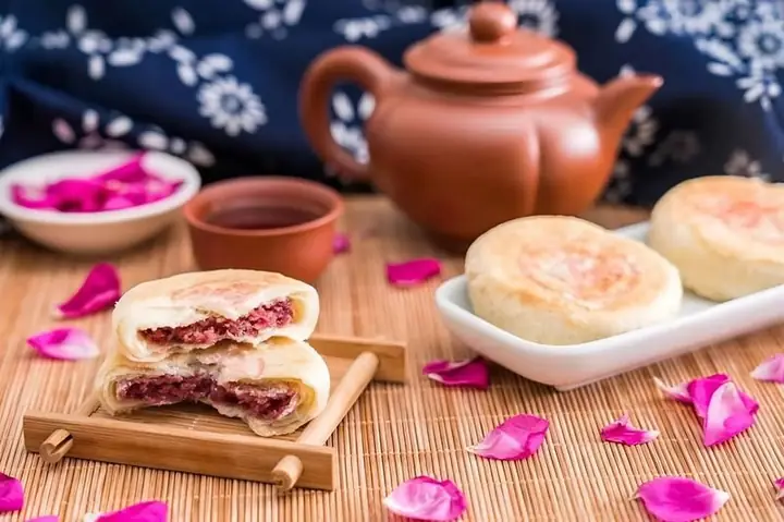 Bánh Hoa Hồng Trung Quốc: Hành Trình Từ Hoàng Cung Đến Xu Hướng Giới Trẻ