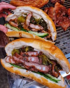 Bánh Mì Sườn Sụn Cải Chua