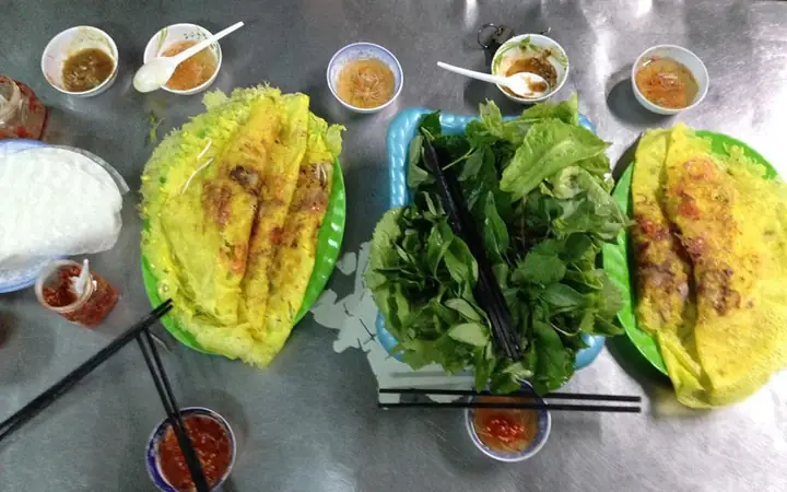 Đánh Giá Chi Tiết Quán Bánh Xèo Cô Út Ba: Trải Nghiệm Ẩm Thực Bình Dân Tại Biên Hòa