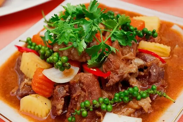 Bò Nấu Tiêu Xanh Ăn Với Bánh Mì