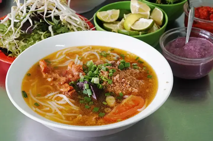 Review Bún Riêu Cô Lan Đà Lạt: Đậm Đà, Giá Rẻ Và So Sánh Thực Tế