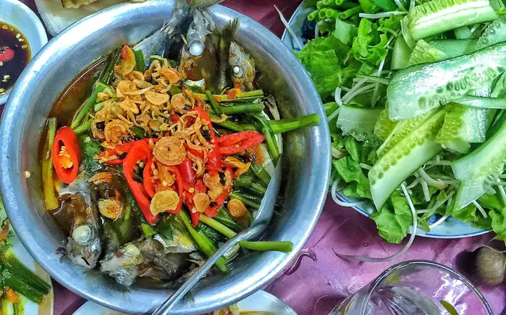 Cá Nục Hấp Bà Xin: Review Chi Tiết Quán Ăn Đặc Sản Miền Trung Tại Đà Nẵng