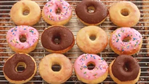Hướng Dẫn Làm Bánh Donut Nướng Đơn Giản: 2 Công Thức Thơm Ngon Không Cần Chiên