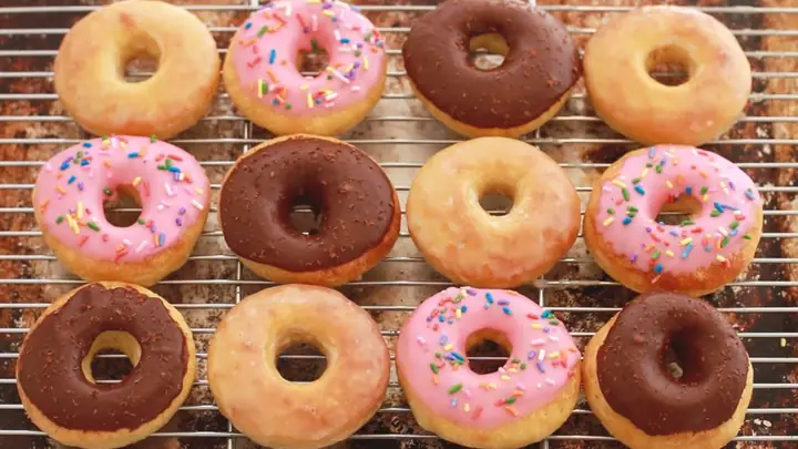 Hướng Dẫn Làm Bánh Donut Nướng Đơn Giản: 2 Công Thức Thơm Ngon Không Cần Chiên