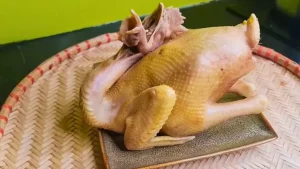 Cách Luộc Gà Nguyên Con Đúng Cách: Da Vàng, Thịt Chín Tơi