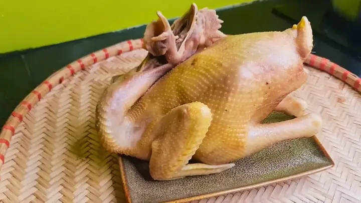 Cách Luộc Gà Nguyên Con Đúng Cách: Da Vàng, Thịt Chín Tơi