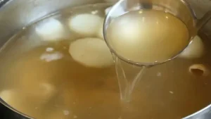 Cách Nấu Nước Lèo Bánh Canh Trong Veo, Ngọt Thanh Chuẩn Vị: Bí Quyết Từ Xương Heo