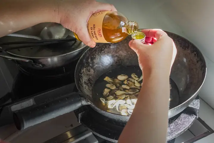 Cách Sử Dụng Dầu Mè Trong Nấu Ăn