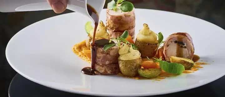 Hướng Dẫn Chi Tiết Cách Trang Trí Món Ăn Đãi Tiệc Tại Nhà