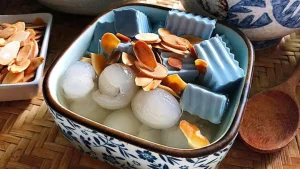 Chè Khúc Bạch Làm Từ Gì? Giải Mã Nguyên Liệu Tạo Nên Đặc Tính Béo Mịn Đặc Trưng