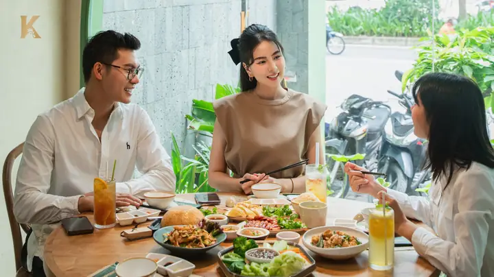 Review Chi Tiết Menu Cơm Gà Hải Nam Tại Kampong: Trải Nghiệm Chuẩn Vị Singapore Tại Hà Nội