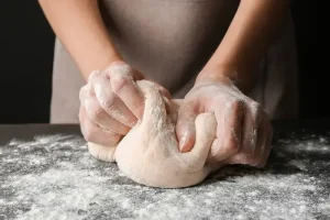 Nhào Bột Mì Bằng Nước Nóng Hay Lạnh? Bí Quyết Chọn Nhiệt Độ Chuẩn