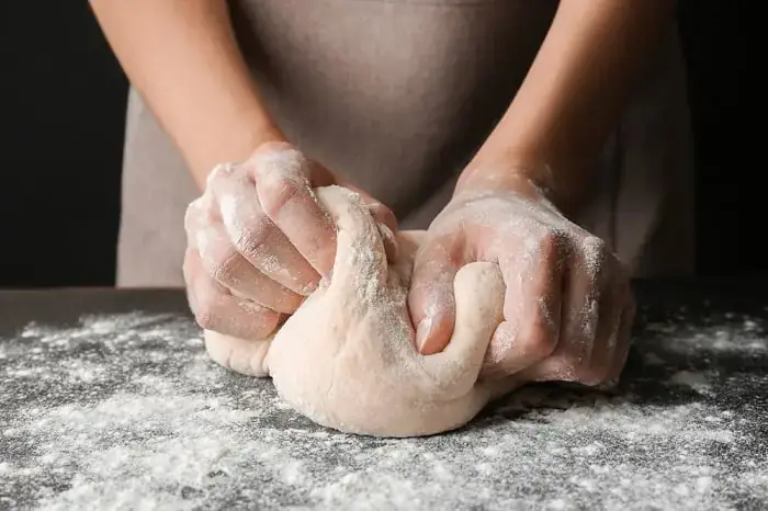 Nhào Bột Mì Bằng Nước Nóng Hay Lạnh? Bí Quyết Chọn Nhiệt Độ Chuẩn