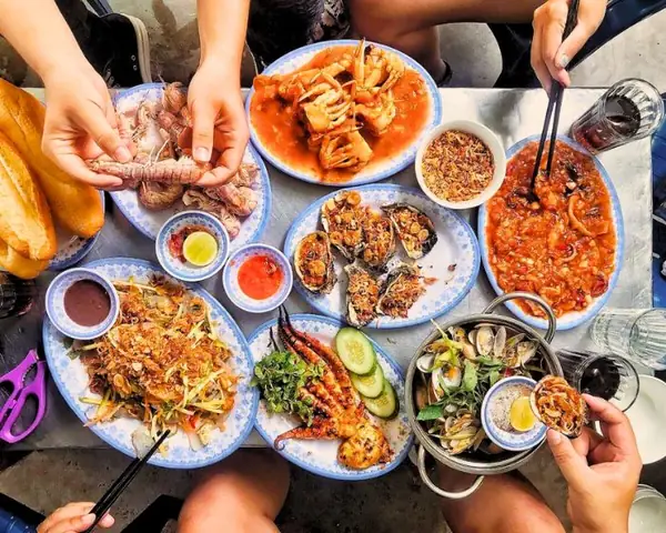 Thực Đơn Hải Sản Đa Dạng: Từ Bình Dân Đến Cao Cấp
