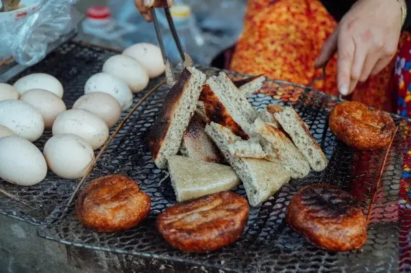 Bánh Tam Giác Mạch Hà Giang: Hương Vị Độc Nhất Từ Cao Nguyên Đá