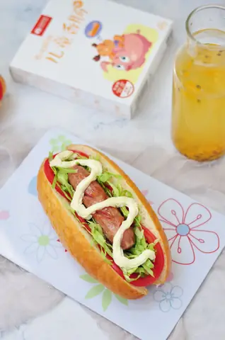 Bánh Mì Kẹp Xúc Xích Đức