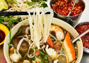 Bún Mắm Xuất Phát Từ Đâu: Hành Trình Từ Gian Bếp Người Khmer Đến Biểu Tượng Ẩm Thực Miền Tây