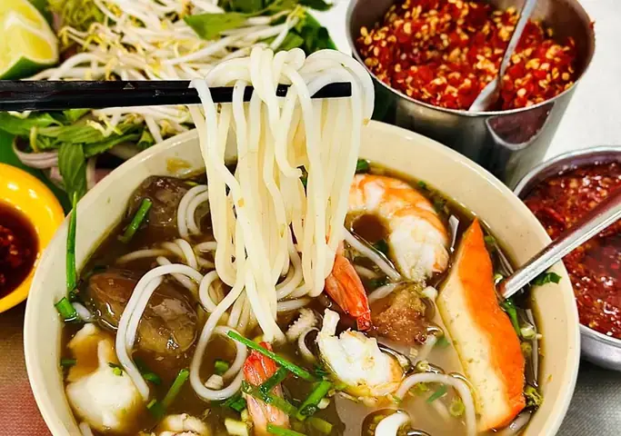 Bún Mắm Xuất Phát Từ Đâu: Hành Trình Từ Gian Bếp Người Khmer Đến Biểu Tượng Ẩm Thực Miền Tây