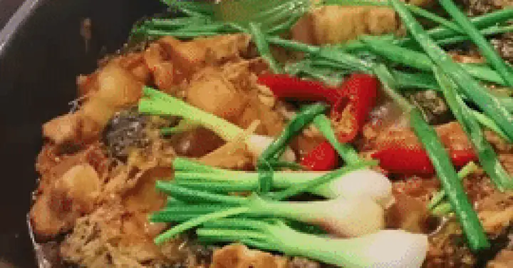 Cách Kho Cá Dưa Chua Thịt Ba Chỉ: Công Thức "3 Trong 1" Đậm Đà, Hảo Hạng
