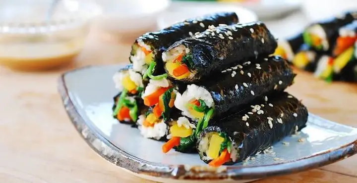 Cách Cuộn Kimbap Đẹp Bằng Tay: Bí Quyết Không Rách Lá Từ Thực Thân