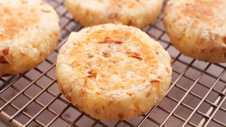 Hướng Dẫn 4 Cách Làm Bánh Khoai Mì Nướng Bằng Chảo Chống Dính