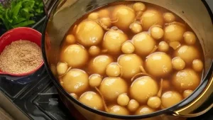 Hướng Dẫn Làm Chè Trôi Nước Truyền Thống: Bí Quyết Bánh Mềm Dẻo, Nước Trong Vắt