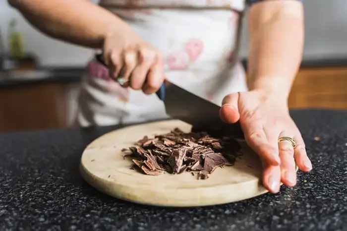 Cách Làm Ganache Phủ Bánh Hoàn Hảo: Tỷ Lệ Vàng, Kỹ Thuật & Mẹo Khắc Phục Sự Cố