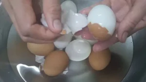 Cách Luộc Trứng Dễ Bóc Vỏ: Hướng Dẫn Chi Tiết Từ A Đến Z