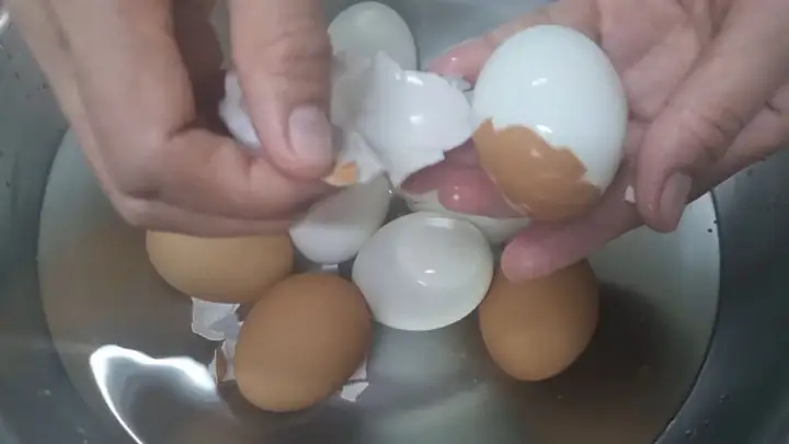 Cách Luộc Trứng Dễ Bóc Vỏ: Hướng Dẫn Chi Tiết Từ A Đến Z