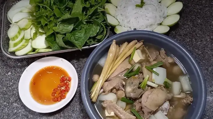 Cách Nấu Ăn Miền Tây: Lẩu Vịt Hầm Sả Chuẩn Vị Thơm Ngon Đậm Đà