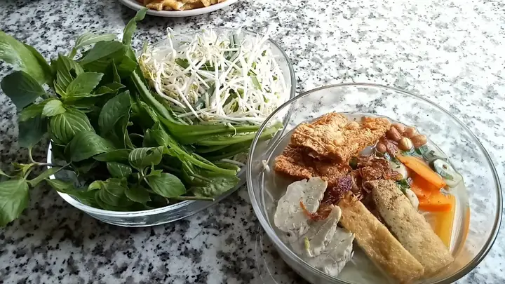 Hướng Dẫn Nấu Hủ Tiếu Chay Miền Tây Chuẩn Vị: Nước Dùng Thanh Ngọt, Hủ Dai Mềm