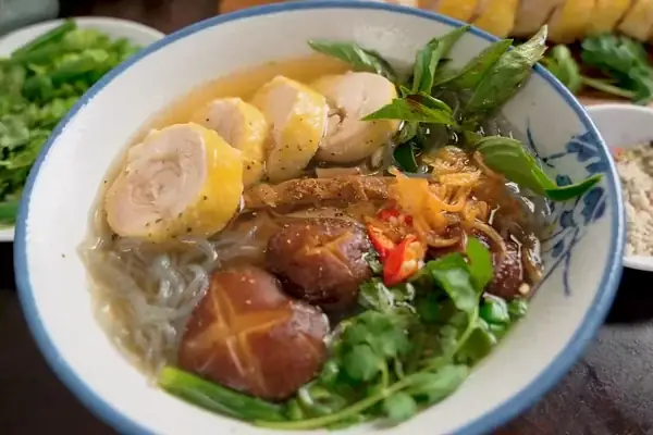 Cách Nấu Miến Gà Chuẩn Vị: 2 Công Thức Đơn Giản, Đậm Đà Cho Bữa Ăn Ấm Cúng