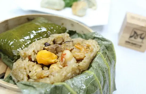 Cách Nấu Xôi Gà Hấp Lá Sen Dẻo Thơm Chuẩn Vị