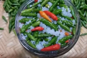 Hướng Dẫn Chi Tiết Cách Ngâm Ớt Xanh Với Nước Muối Truyền Thống