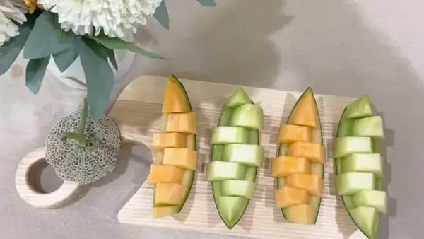 Hướng Dẫn Chi Tiết Cách Trang Trí Dưa Lưới Đẹp Mắt Cho Mâm Ngũ Quả