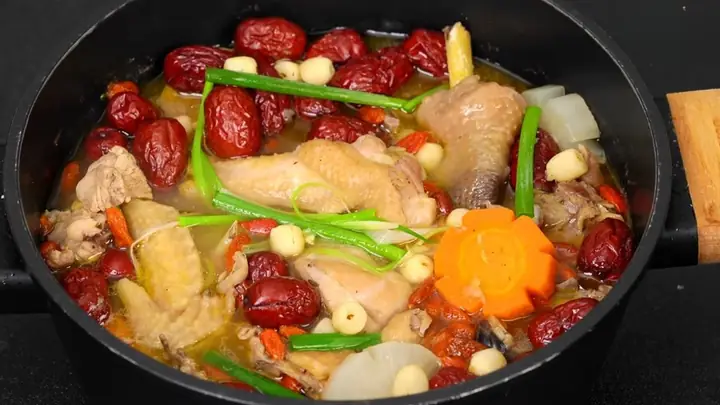 Cách Làm Canh Gà Hạt Sen Táo Đỏ: Công Thức Chuẩn Vị, Bổ Dưỡng Cho Cả Gia Đình