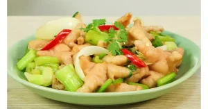 Chân Gà Rút Xương Xào Hành Tây