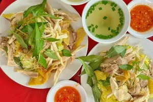 Hướng Dẫn Làm Cơm Gà Xé Phú Yên Chuẩn Vị: Bí Quyết Cơm Vàng, Gà Dai, Dưa Giòn