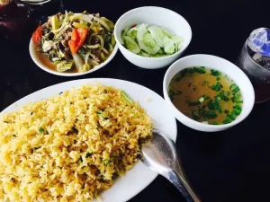 Cách Làm Cơm Rang Dưa Bò Ngon: Bí Quyết Từ Đầu Bếp