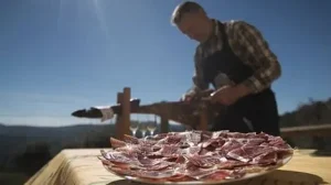 Jamón Ibérico: Bí Quyết Tạo Nên Đặc Sản Thịt Heo Đắt Giá Nhất Thế Giới