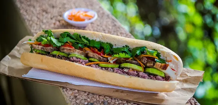 Cách Làm Bánh Mì Việt Nam Chuẩn Vị Hội An: Bí Quyết Từ Gạo Đến Nhân