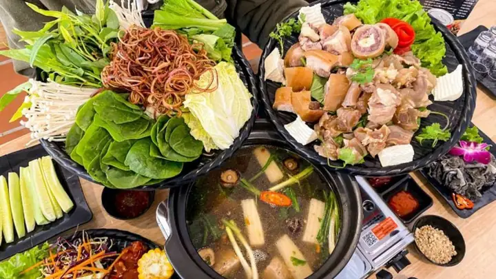 Lẩu Bò Ăn Rau Gì? Bí Quyết Lựa Chọn Rau Ăn Lẩu Hoàn Hảo Từ A-z