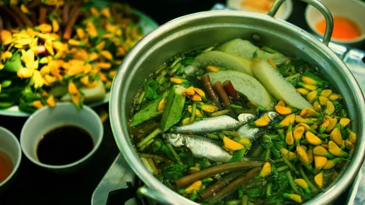 Review Lẩu Cá Linh Bông Điên Điển Cần Thơ: Món Ngon Dân Dã Đậm Vị Sông Nước