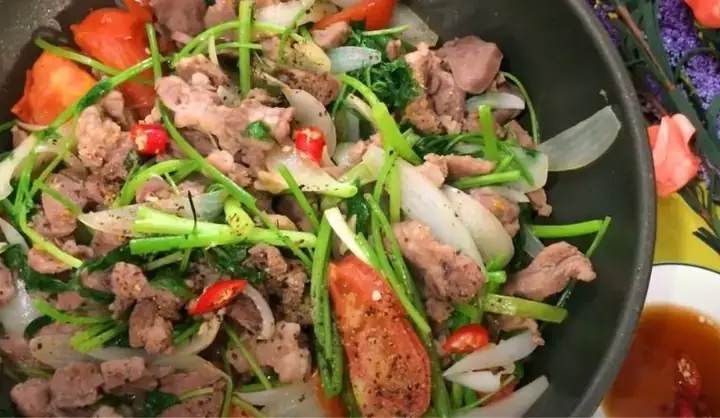 Lưỡi Heo Xào Rau Cải
