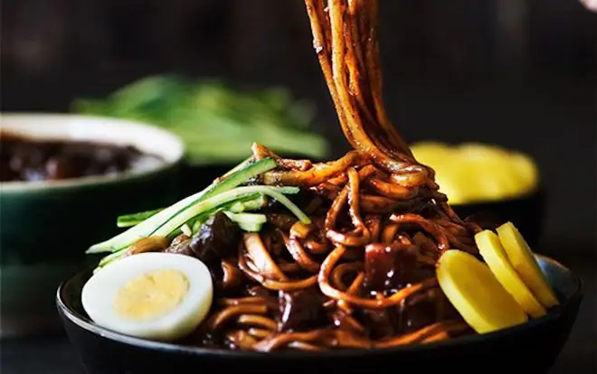 Mì Tương Đen (jajangmyeon) Là Gì? Hướng Dẫn Nấu Ăn Chi Tiết Từ A Đến Z