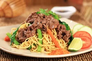 Cách Làm Mì Xào Bò Thơm Ngon: Bí Quyết Xào Mì Không Dính, Thịt Bò Mềm