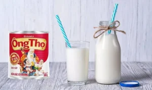 Pha Sữa Ông Thọ Với Nước Sôi