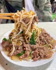 Phở Xào Hà Nội: Từ Kỹ Thuật Xào Đến Bí Quyết Thưởng Thức Món Ăn Đặc Trưng