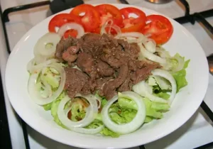 Thịt Bò Sốt Xà Lách